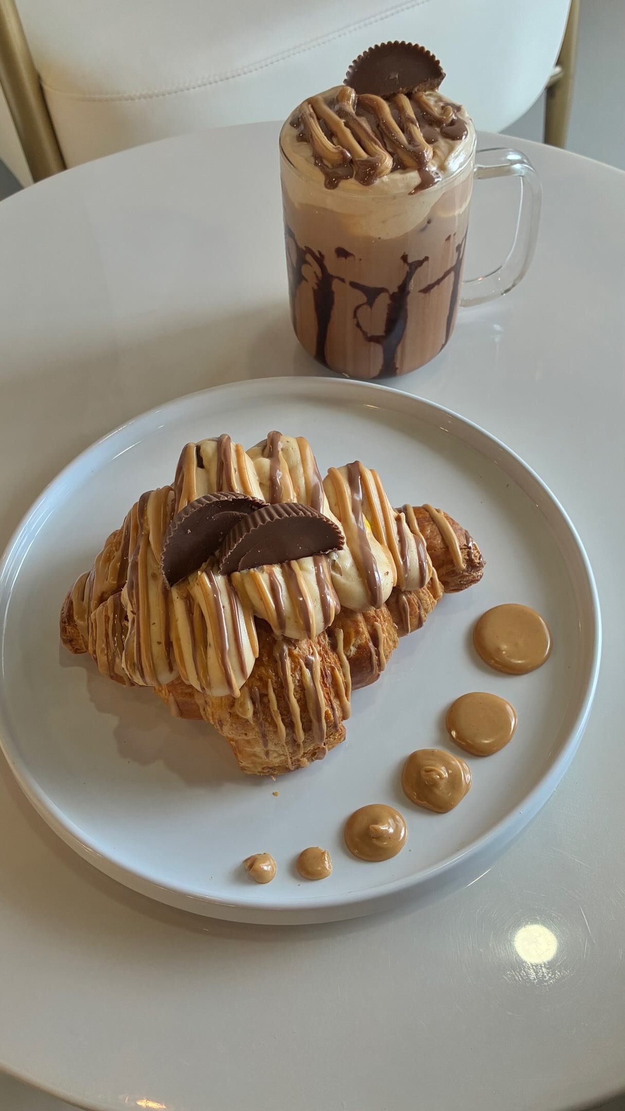 Okayyy this combo looks INSANE 😍🥜🍫 Reese’s lovers, this one is for you. #coffeeshop #croissant #abq #amaliecoffeeco #baristalife
